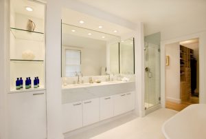 nowoczesne lustro pasujące do małej łazienki